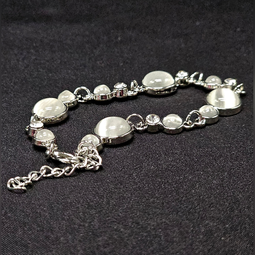 🤍⭐️'Storybook Beam' White Cat's Eye Silver Clasp Bracelet - Paparazzi NWT⭐️🤍